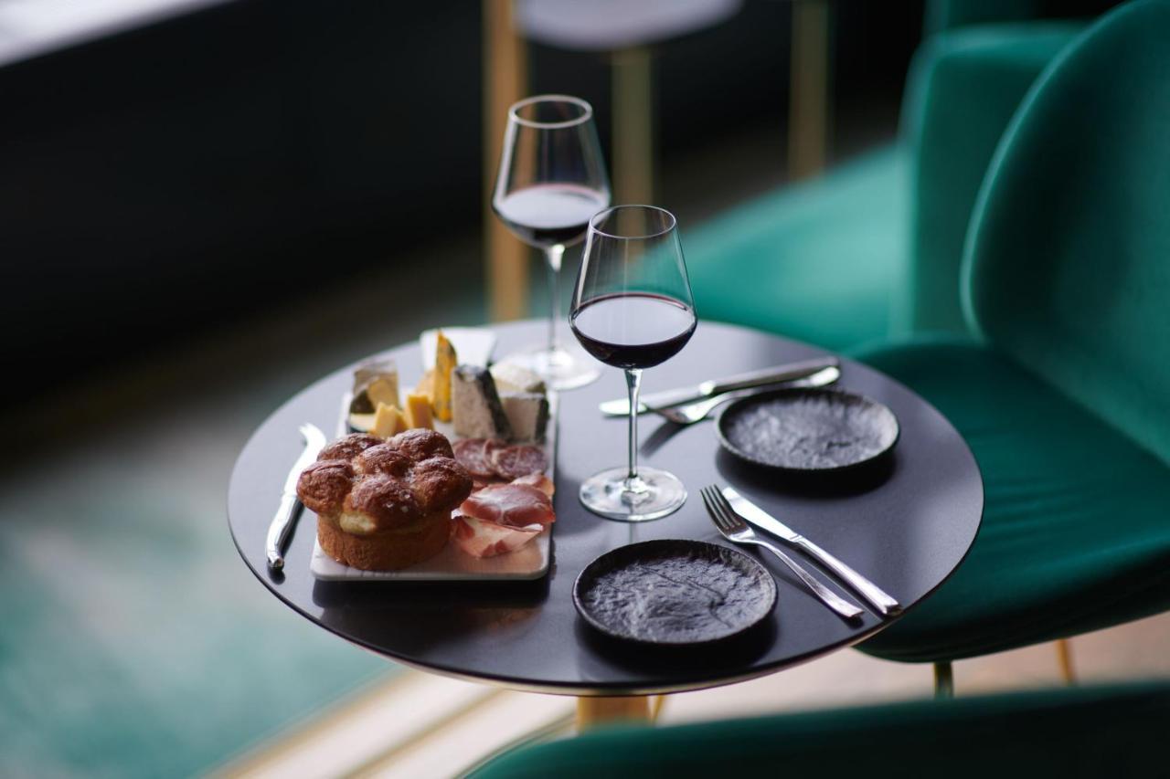 The Westin London City Bagian luar foto A wine tasting at the Wine & Culinary Institute