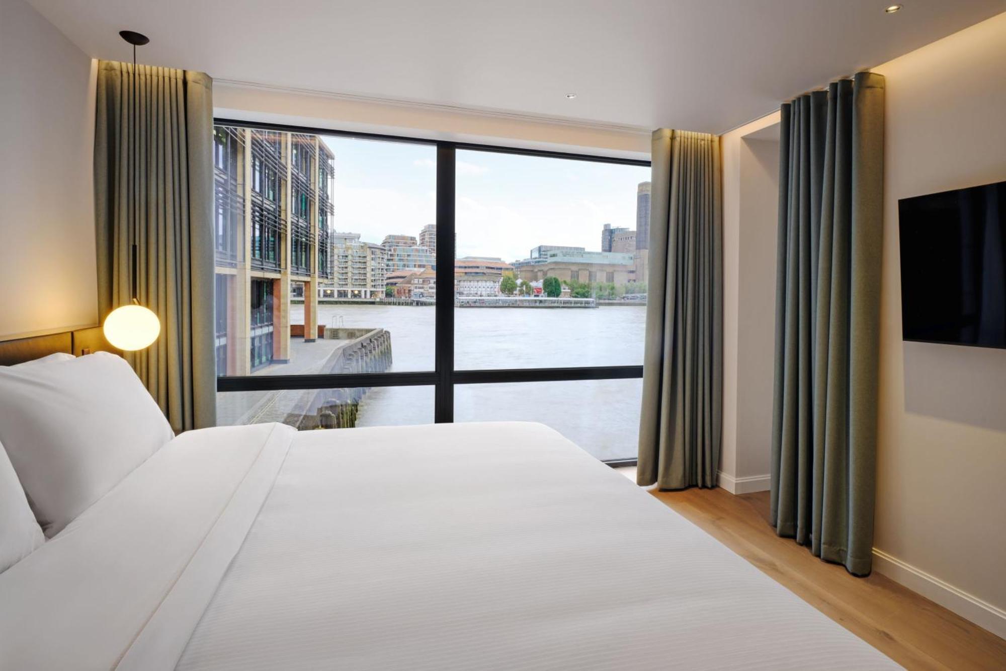 The Westin London City Bagian luar foto A bedroom at the London Bridge Hotel