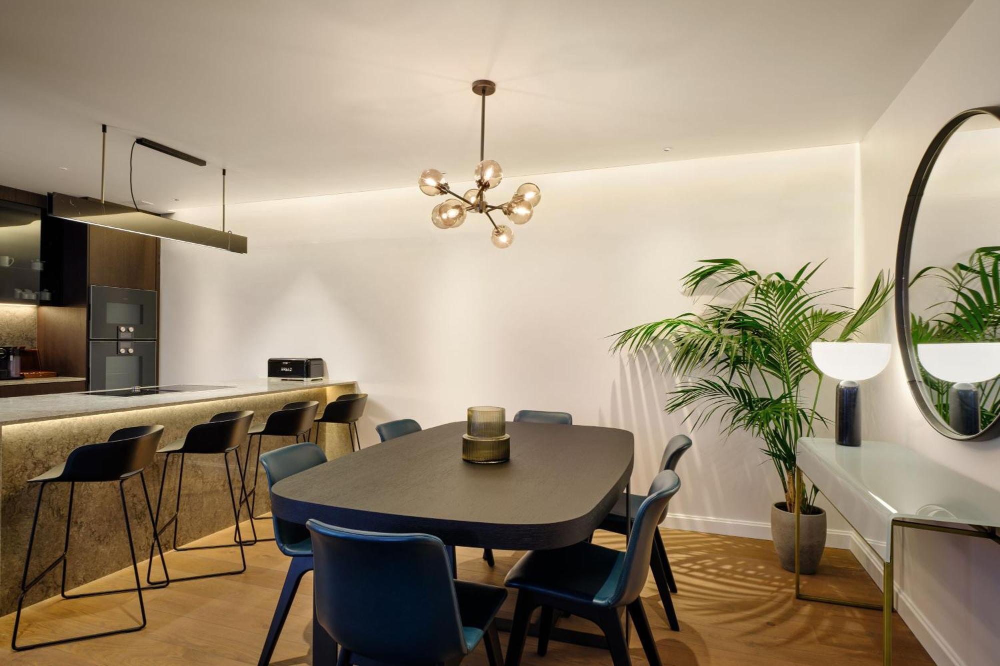 The Westin London City Bagian luar foto A dining room in a London apartment
